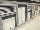 Fasáda novostavby. Nepochopili jsme smysl prosklených výplní p�ed betonem.