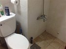 Na záchod byl i sprchový kout. Do malé místnosti se velo také druhé umyvadlo. 