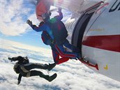 Roman Štengl (v modrém) při výskoku z letadla při tandemovém seskoku. Pod ním...