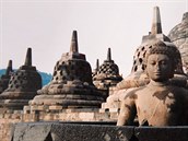 Chrmov komplex Borobudur na Jv zdob vce ne 500 soch Buddh.