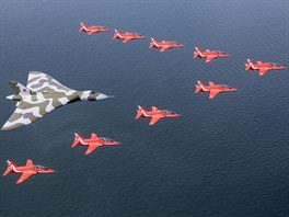 Avro Vulcan XH558 ve formaci s letouny BAE Hawk T1A akrobatické skupiny Red...