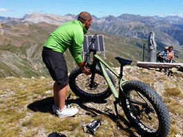 Cyklista s FAT bikem na Madonna dali Resa nad Carosello 3000