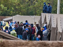 Běženci na srbsko-chorvatské hranici u obce Babska. (18. října 2015)