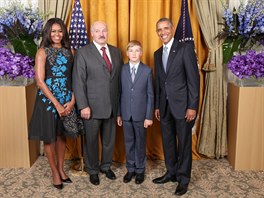 Nikolaj Lukašenko se svým otcem navštívil i New York, kde dvojici přivítal...