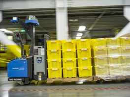 Amazon přináší robotické pracovníky do Evropy. Zvyknete si na ně rychle -  iDNES.cz