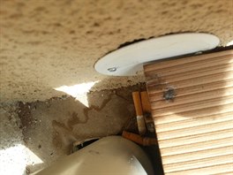 Pohled na krytku elektroinstalace u podlahy balkonu čerstvě dokončeného...