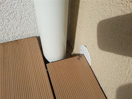 Roh balkonu a ne�ikovn� umíst�ná krytka elektroinstalace. Vyu�ít ji jako...