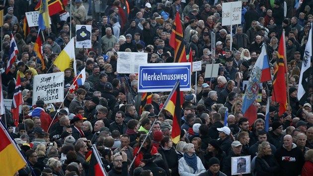 Demonstrace protiimigranho hnut Pegida v Dranech. Nkte demonstranti nesli npisy Merkelov mus pry. (19. jna 2015)