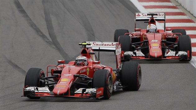 Nahnn zvodnk ze stje Ferrari. Vepedu je Kimi Raikkonen, za nm Sebastian Vettel.