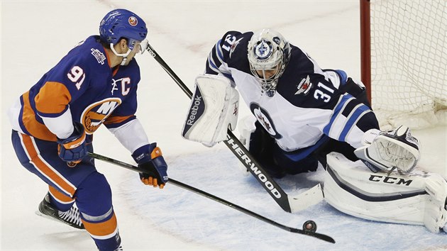 John Tavares z NY Islanders tenhle njezd na branke Ondeje Pavelce z Winnipegu nepromnil.