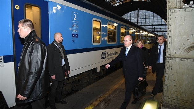 lenov vldy zahjili pondln jednn ji ve vlaku, v konferennm voze eskch drah.