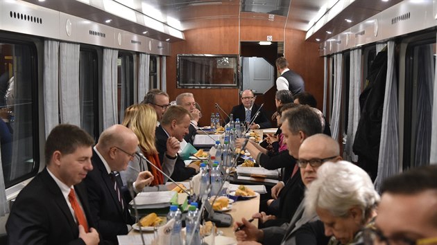 Členové vlády zahájili pondělní jednání již ve vlaku, v konferenčním voze Českých drah.