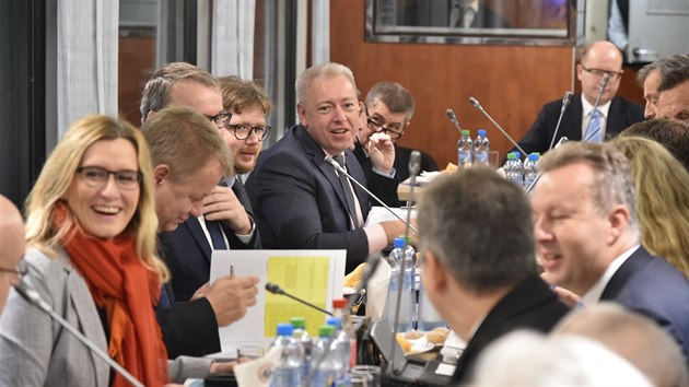 Členové vlády zahájili pondělní jednání již ve vlaku, v konferenčním voze Českých drah.