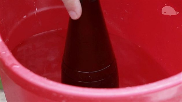 Až knot vyhoří, ponořte lahev do kbelíku se studenou vodou.