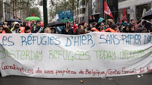 Demonstranti bhem summitu EU protestovali v ulicch Bruselu proti evropsk migran politice (15.10.2015)