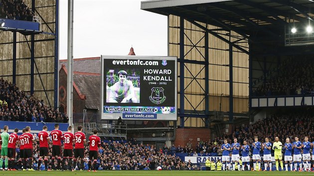 Cel stadionu Evertonu ped utknm proti Manchesteru United povstal, aby minutou potlesku uctil pamtku zesnulho bvalho manaera klubu Howarda Kendalla.