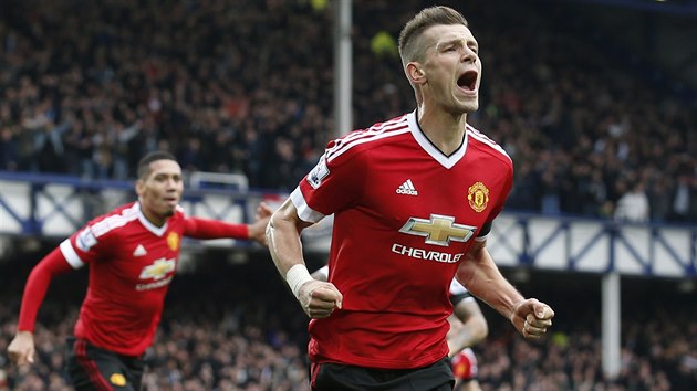 Francouzsk zlonk Morgan Schneiderlin poslal svm prvnm glem v klubu Manchester United do veden na pd Evertonu.