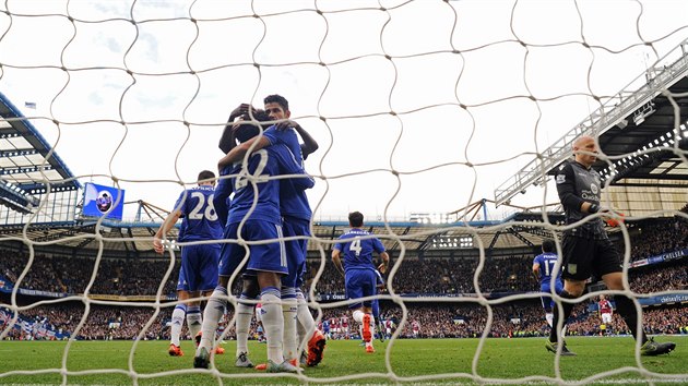 Fotbalist Chelsea se v utkn proti Aston Ville raduj z vedouc branky, j zaznamenal Diego Costa.