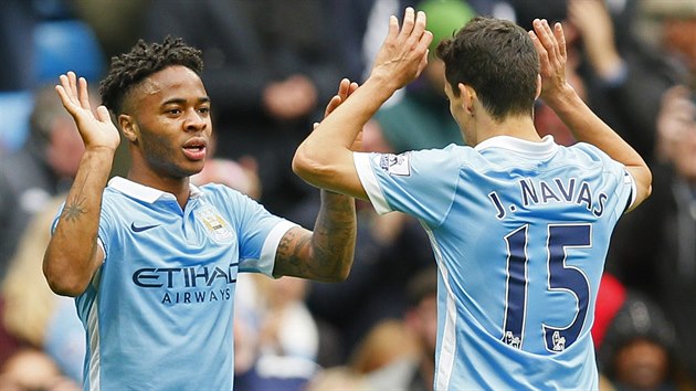 HATTRICK. Raheem Sterling (vlevo) stihl za prvn poloas zpasu proti Bournemouthu naszet novkovi soute ti gly.