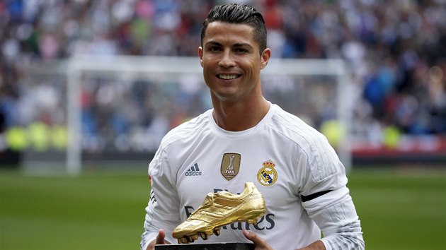 Cristiano Ronaldo jet ped zpasem s Levante ukzal fanoukm na Santiagu Bernabeu zlatou kopaku za nejvt poet branek v uplynul sezn.