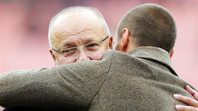 Prezident pbramskho klubu Jaroslav Starka se ped zpasem objal se synem.
