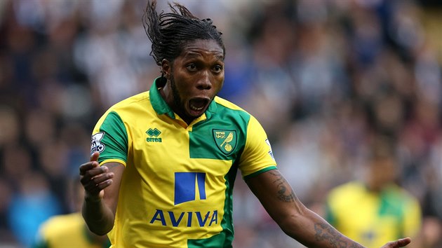 Dieumerci Mbokani z Norwiche slav. Ve dvact minut jet srovnal na 1:1. Vprasku svho tmu ale nezabrnil