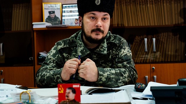 Vasil Kyseljev, n�m�stek starosty m�sta Stachanov, m�, podobn� jako jeho kolegov�, na stole portr�t Josifa Stalina.