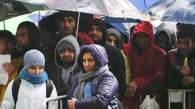 Migranti ekají ped bariérami umístnými ped berlínským úadem pro sociální a...