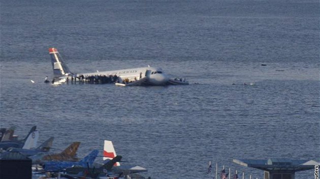 Letadlo US Airways po nouzovém přistáni do řeky Hudson v New Yorku. (15. leden 2009)