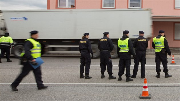 Policejn kontroly na hraninm pechodu v Dolnm Dvoiti (11. jna 2015)