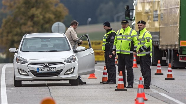 Policejn kontroly na hraninm pechodu v Dolnm Dvoiti (11. jna 2015)