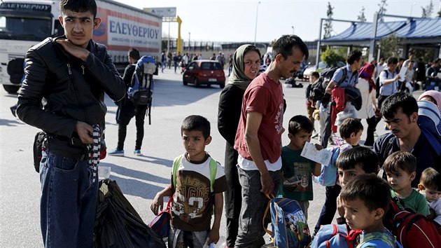 Afghánská rodina eká na autobus v eckém pístavu Pireus. Z ostrova Lesbos je...