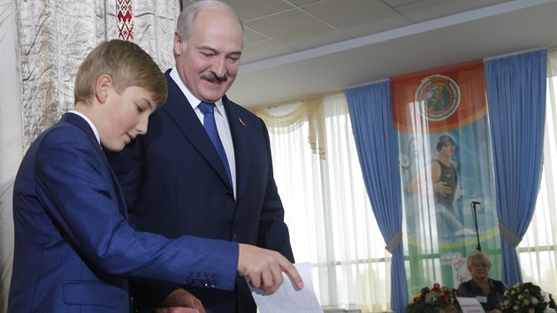Blorusk prezident Alexandr Lukaenko volil spolu se svm nejmladm synem Mikalajem. (11. jna 2015)