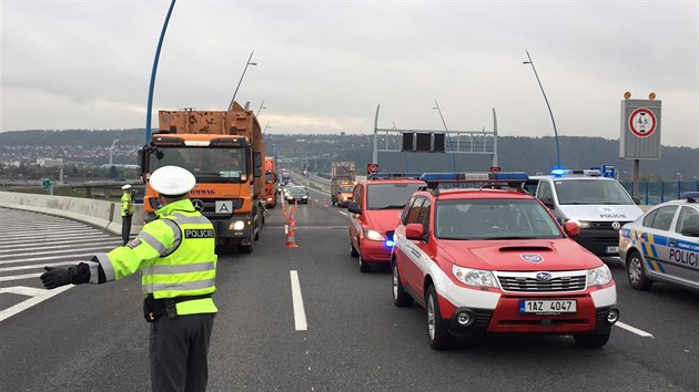 Nehoda dvou osobních aut a náklaďáku na Radotínském mostě.