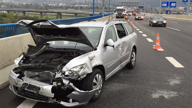 Nehoda dvou osobních aut a náklaďáku na Radotínském mostě.