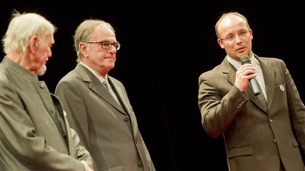 Vlevo bývalí ředitelé Horáckého divadla Zdeněk Dryšl a Miloš Stránský, vpravo současný šéf Ondrej Remiáš. (17. 10. 2015)