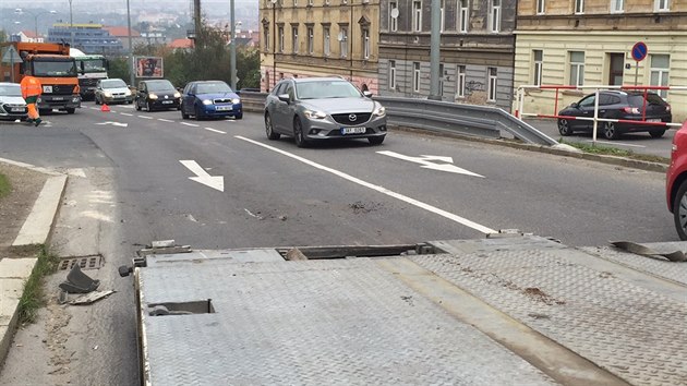 Popelsk auto sjelo z podvalnku ve Spojovac ulici v Praze. (18. 10. 2015)