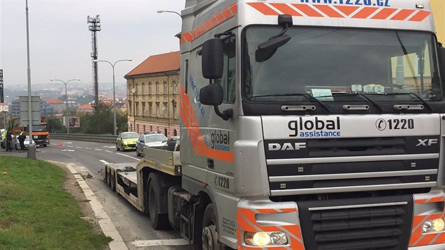 Popelsk auto sjelo z podvalnku ve Spojovac ulici v Praze. (18. 10. 2015)