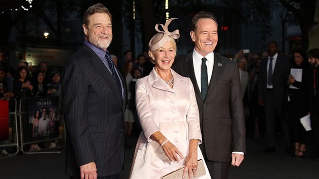 John Goodman, Helen Mirrenov a Bryan Cranston na premie snmu Trumbo.