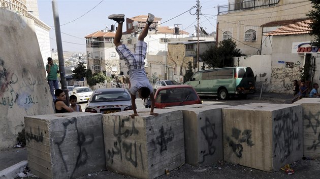 Palestinsk� chlapec si hraje u z�taras� v ulic�ch Jeruzal�ma (15. ��jna 2015).