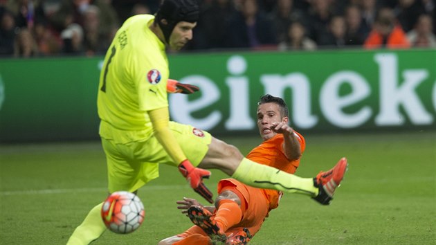 Nizozemsk tonk Van Persie pekonv eskho branke Petra echa v kvalifikanm utkn o postup na Euro 2016.