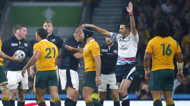 OFSAJD. Jihoafrick sud Craig Joubert ukazuje, e skotsk pil Jon Welsh hrl v odsajdu a e naizuje trestn kop pro Austrlii. Sporn verdikt rozhodl v posledn minut tvrtfinle MS ragbist.