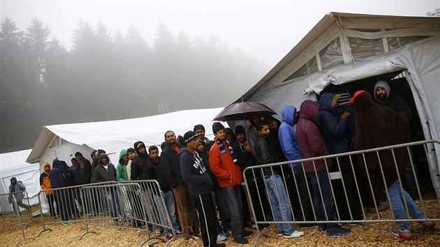 Uprchlický tábor ve Schwarzenbornu slouží jako dočasné středisko, kam běženci zamíří krátce poté, co vstoupili na německé území. Po registraci je úřady rozprostřou napříč zemí.