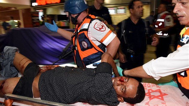 Tce zrann Eritrejec Mila Abtum, kterho napadli rozzuen id, pozdji v nemocnici zemel (18. jna 2015)