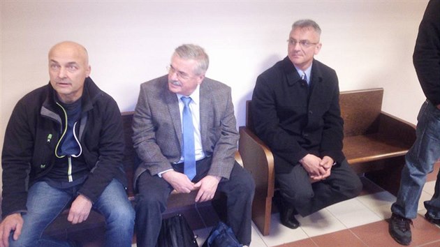 Obviněný Pavel Koblížek (vpravo) při čekání na zahájení soudního líčení.