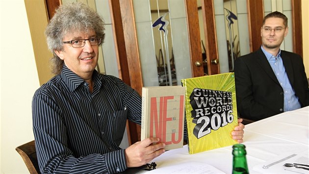 Nov vydn Guinnessovy knihy rekord v rukou Miroslava Marka.