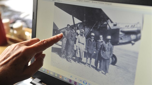 Emanuela Krajinu zachycuje tak tato dobov fotografie s kolegy z letectva. Ped anabz v RAF proel Krajina coby dstojnk francouzskho letectva Srii a Palestinu.