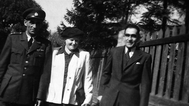 Josef Macháček s bratrem Božkem a jeho ženou.