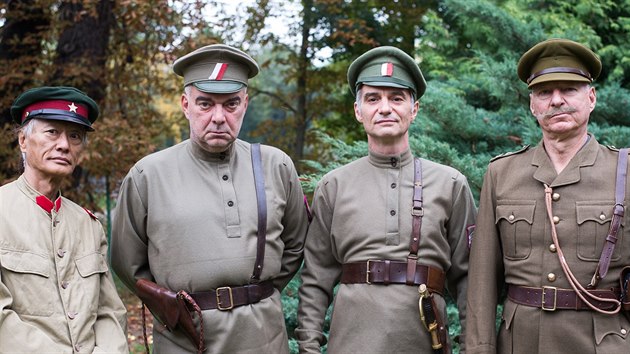 Ondřej a Ivan Trojanovi (uprostřed) jsou dalšími bratry, kteří se fotili pro kalendář podporující film o českých legionářích.