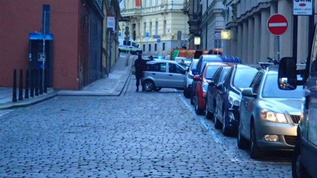 Cizinci v Praze pemstili zaparkovan auto doprosted ulice (11.10.2015).